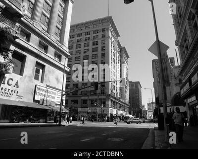 Los Angeles, Kalifornien, USA - Februar 2002: Schwarz-weiß-Archivansicht von Architektur und Gebäuden auf der 8th Street und dem Broadway in Downtown Los Angeles. Stockfoto