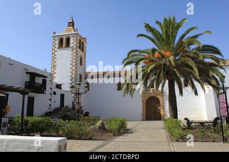 Kirche Santa María de Betancuria, malerische Stadt Fuerteventura (Spanien). Dies ist die älteste bekannte Stadt auf den Kanarischen Inseln. Stockfoto