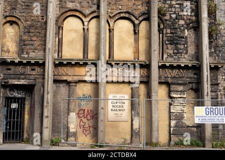 Die Fassade des unteren Eingangs der Clifton Rocks Railway. Standseilbahn im Felsen. Bristol, England. September 2020 Stockfoto