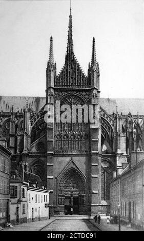 Eine historische Ansicht des Portals der goldenen Jungfrau der Kathedrale Basilika unserer Lieben Frau von Amiens in Amiens, Frankreich, entnommen einer Postkarte um 1900er. Stockfoto