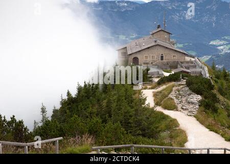 Kehlsteinhaus, Adlerhorst, Berchtesgaden in Deutschland, Geschichte Ort schöne Landschaft auf Berggipfel mit Nebel, bewölkten Hintergrund Stockfoto