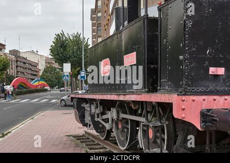 Ikonische und bunte Skulptur der drei M 'Vivir Miranda' in der Stadt Miranda del Ebro, Provinz Burgos, Kastilien und Leon, Spanien, Europa Stockfoto