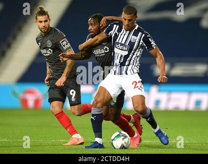 Brentfords Tariqe Fosu und West Bromwich Albions Lee Peltier (rechts) kämpfen während des Carabao Cup-Spiels in den Hawthorns, West Bromwich, um den Ball. Stockfoto