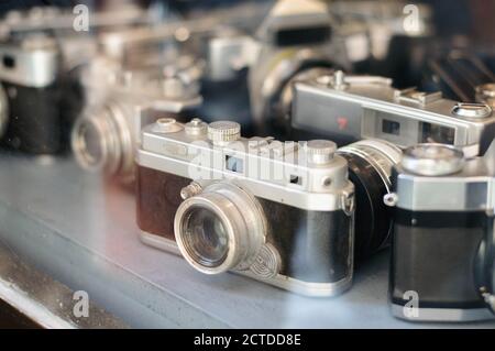 Alte Kameras im Schaufenster Stockfoto