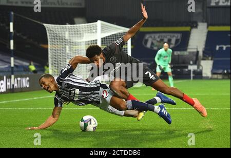 West Bromwich Albions Lee Peltier (links) wird von Brentfords Dominic Thompson während des Carabao Cup-Spiels in den Hawthorns, West Bromwich, in Angriff genommen. Stockfoto
