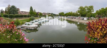 Dole, Frankreich - 08 31 2020: Blick auf den Hafen Stockfoto