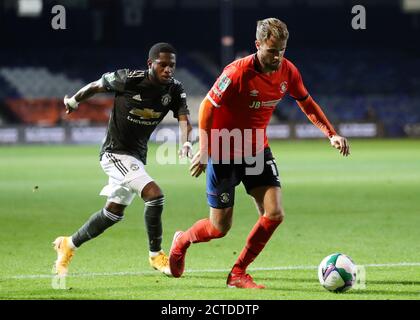 Fred von Manchester United (links) und Andrew Shinnie von Luton Town während des Carabao Cup-Spiels in Kenilworth Road, Luton. Stockfoto