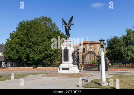 Colchester war Memorial am Eingang zum Colchester Castle, einem normannischen Schloss in Colchester, Essex, Großbritannien. Stockfoto