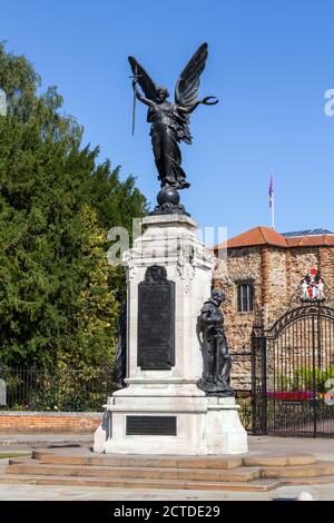 Colchester war Memorial am Eingang zum Colchester Castle, einem normannischen Schloss in Colchester, Essex, Großbritannien. Stockfoto