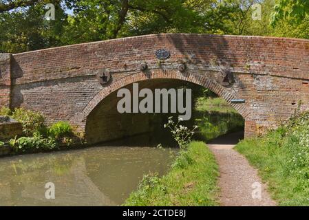 Die schöne Gerstenmähbrücke über den Basingstoke Kanal in Hampshire Stockfoto