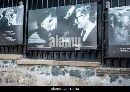 Foto von Federico Fellini und Marcello Mastroianni am Set von Der Film der Stadt der Frauen aus der Ausstellung in der Botschaft Italien in Sofia Bulgarien Stockfoto