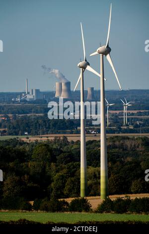 Windpark, Windkraftanlagen, östlich der Stadt Ense, Sauerland, im Hintergrund das RWE Kohlekraftwerk Westfalen, bei Hamm-Uentrop, NRW, Deutschland Stockfoto