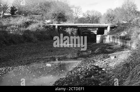 Kein Wasser in diesem Schwarz-Weiß-Foto von A Abschnitt des Basingstoke-Kanals in Aldershot Stockfoto