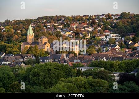 St. Ludgerus Kirche, in Essen-Werden, Abteikirche, mit dem Schrein des St. Ludgerus, in der Krypta, auf dem rechten Gebäude der Folkwang Universität Stockfoto