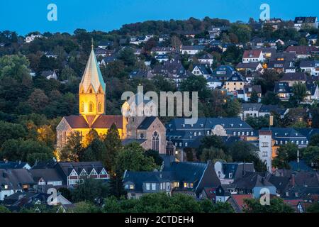 St. Ludgerus Kirche, in Essen-Werden, Abteikirche, mit dem Schrein des St. Ludgerus, in der Krypta, auf dem rechten Gebäude der Folkwang Universität Stockfoto