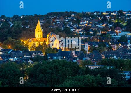 St. Ludgerus Kirche, in Essen-Werden, Abteikirche, mit dem Schrein des St. Ludgerus, in der Krypta, auf dem rechten Gebäude der Folkwang Universität Stockfoto