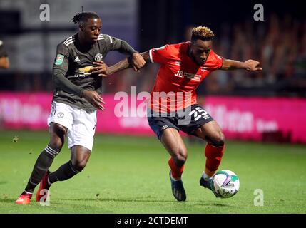 Manchester United's Aaron Wan-Bissaka (links) und Luton Town's Kazenga LuaLua kämpfen um den Ball während des Carabao Cup dritten Runde Spiel in Kenilworth Road, Luton. Stockfoto