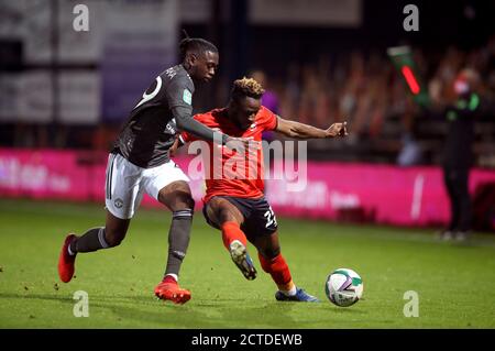 Manchester United's Aaron Wan-Bissaka (links) und Luton Town's Kazenga LuaLua kämpfen um den Ball während des Carabao Cup dritten Runde Spiel in Kenilworth Road, Luton. Stockfoto