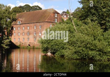 Die Stadtmühle spiegelte sich in den stillen Gewässern der Wey in Guildford Stockfoto