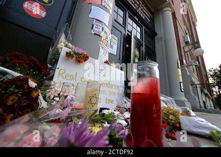 New York City, USA. September 2020. Am Eingang der James Madison High School, wo sie einst Studentin war, im Brooklyn-Viertel von New York, NY, wird am 22. September 2020 eine provisorische Gedenkstätte für Ruth Bader Ginsburg errichtet, die kürzlich verstorbene stellvertretende Chefjustiz des Obersten Gerichtshofs der Vereinigten Staaten von Amerika. Chefjustizerin Ruth Bader Ginsburg starb am 18. September 2020.(Anthony Behar/Sipa USA) Quelle: SIPA USA/Alamy Live News Stockfoto