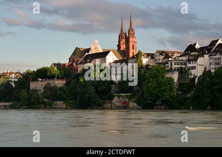 Hier ragt das Basler Münster über dem Rhein hervor Foto im Sommer aufgenommen Stockfoto