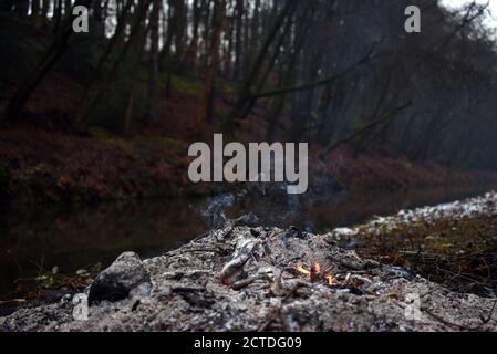 Rauch steigt aus einem Feuer auf dem Schleppturm entlang der Wunderschöner Basingstoke Canal in Surrey Stockfoto