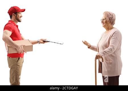 Der Mann, der einer älteren Frau ein Paket überreichte, wurde isoliert Auf weißem Hintergrund Stockfoto