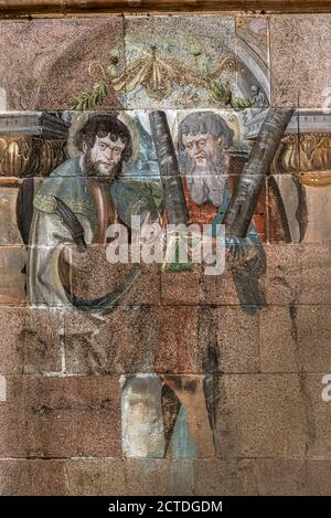 St. Bartholomäus der Apostel mit einem Skalpell und der Apostel Andreas mit einem Kreuz, alte Wandmalerei in der Kathedrale von Ribe, Dänemark, 31. Mai 202 Stockfoto