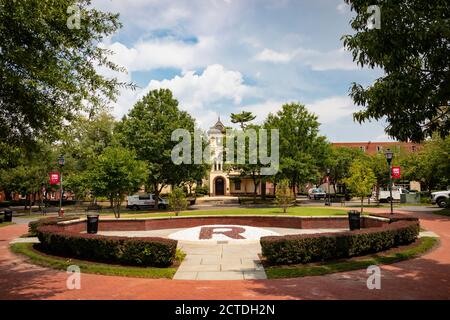 Blick auf den Campus der Rutgers University, mit dem Bishop House in der Ferne. Stockfoto