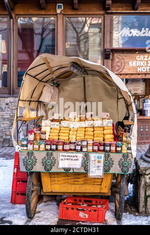 Zakopane, Polen, März 2019 traditionelle Kutsche mit hausgemachten Konserven und Oskypek Käse auf Krupowki Promenade, Haupteinkaufsstraße. Stockfoto