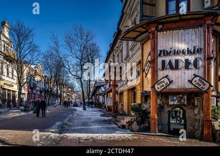 Zakopane, Polen, März 2019 berühmte Krupowki Promenade, Haupteinkaufsviertel in Zakopane. Winterzeit. Zakopane wird als Winterhauptstadt Polens bezeichnet Stockfoto