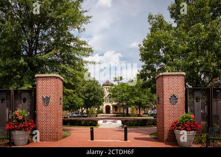 Blick auf den Campus der Rutgers University, mit dem Bishop House in der Ferne. Stockfoto