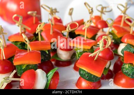 Kanapees von Gemüse und Mozzarella auf Spieße auf einer Platte Nahaufnahme Stockfoto