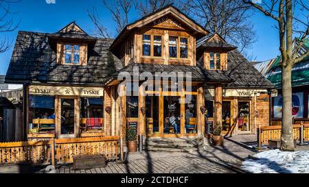 Zakopane, Polen, März 2019 Traditionelles Holzrestaurant an der Krupowki Promenade, Haupteinkaufsstraße. Zakopane wird als Winterhauptstadt Polens bezeichnet Stockfoto