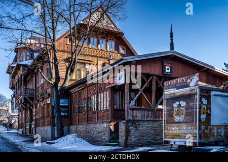 Zakopane, Polen, März 2019 berühmte Krupowki Promenade, Haupteinkaufsviertel in Zakopane. Winterzeit. Zakopane wird als Winterhauptstadt Polens bezeichnet Stockfoto