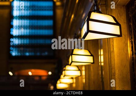 Ausrichtung der Lampen an der Wand eines Bahnhofs Konkurs Stockfoto