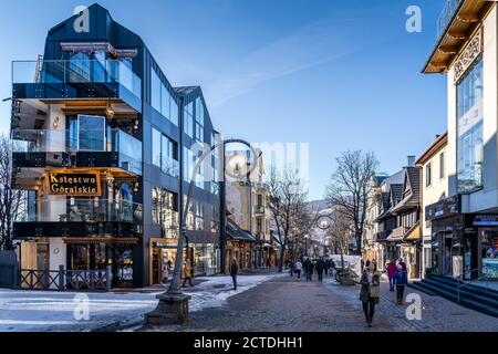 Zakopane, Polen, März 2019 berühmte Krupowki Promenade, Haupteinkaufsviertel in Zakopane. Winterzeit. Zakopane wird als Winterhauptstadt Polens bezeichnet Stockfoto