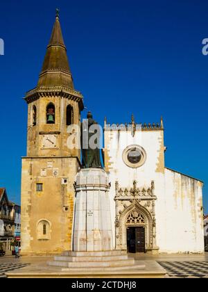 Der achteckige Glockenturm der Kirche St. Johannes der Täufer und Christus-Orden Ritter D.Gualdim Pais Statue auf Platz der Republik in der Altstadt. Tomar Portugal Stockfoto