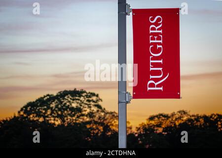 Rutgers University Logo auf Banner gegen bunten Himmel Stockfoto