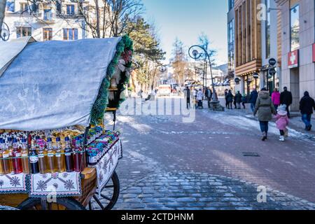 Zakopane, Polen, März 2019 traditionelle Kutsche mit hausgemachten Konserven und Oskypek Käse auf Krupowki Promenade, Haupteinkaufsstraße. Stockfoto