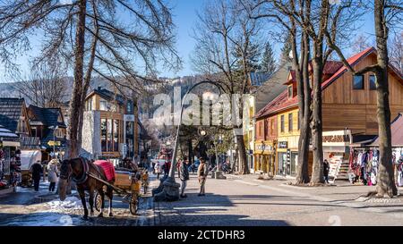 Zakopane, Polen, März 2019 berühmte Krupowki Promenade, Haupteinkaufsviertel in Zakopane. Winterzeit. Zakopane wird als Winterhauptstadt Polens bezeichnet Stockfoto