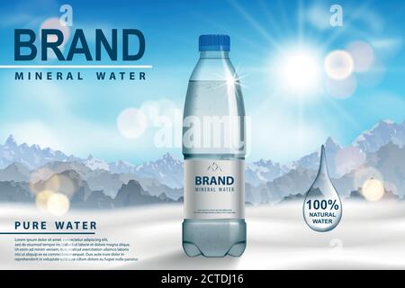 Mineralwasser-Werbung, Plastikflasche auf Schnee mit sonnigem Berghintergrund. Transparentes Trinkwasserkanüle Design. 3d-Vektor Stock Vektor