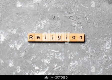 Religion Wort auf Holzblock geschrieben. Religion Text auf Zementtisch für Ihr Design, Konzept. Stockfoto