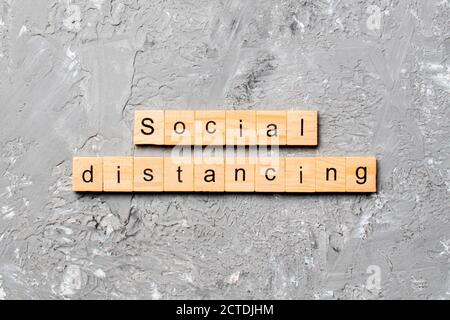 Soziale Distanzierung Wort auf Holzblock geschrieben. Soziale Distanzierung Text auf Zementtisch für Ihr Design, Konzept. Stockfoto