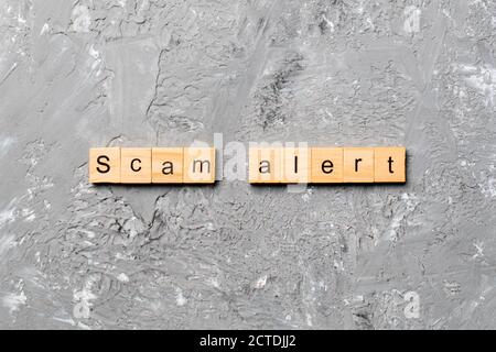 Scam alert Wort auf Holz Block geschrieben. Scam alert Text auf Tisch, Konzept. Stockfoto