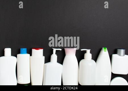 Draufsicht auf Kosmetikflaschen auf farbigem Hintergrund. Hautpflegekonzept mit Platz für Ihr Design. Stockfoto