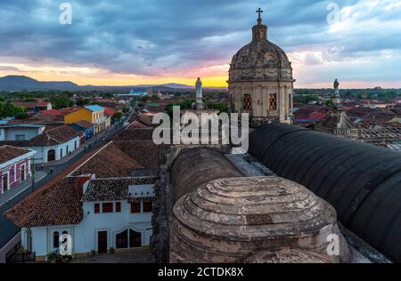 Skyline von Granada bei Sonnenuntergang, Nicaragua. Stockfoto