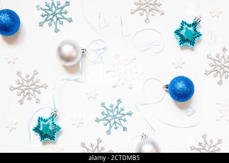 Komposition zu Weihnachten oder Neujahr 2021. Schöne Weihnachtsdekoration in Blau und Silber auf weißem Hintergrund. Grußkartenmockup. Flach liegend. Stockfoto
