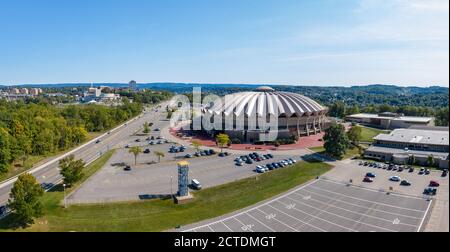Morgantown, WV - 22. September 2020: Luftpanorama der Sportarena WVU Coliseum auf dem Evansdale Campus der Universität Stockfoto
