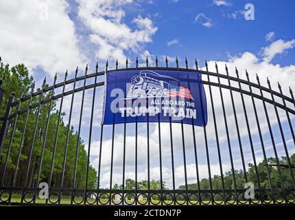 Trump Train Banner schmückt ein Zauntor im ländlichen Norden Floridas. Stockfoto